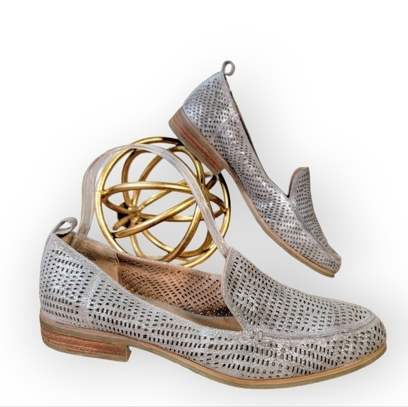 Crown Vintage Silver Metallic Loafers Flats Perforated Size 6 - Picture 1 of 17